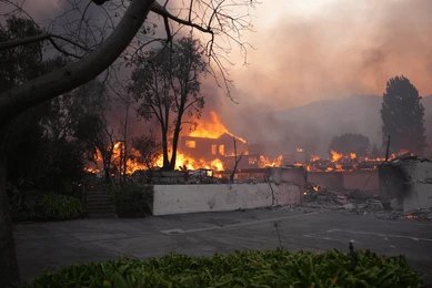 A terrible fire broke out at midnight, burning two houses and the storehouse of the gods, causing a loss of Rs 1 crore.