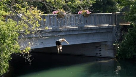 Chamba: Frustrated with life, a young man jumped from a bridge; police engaged in search.